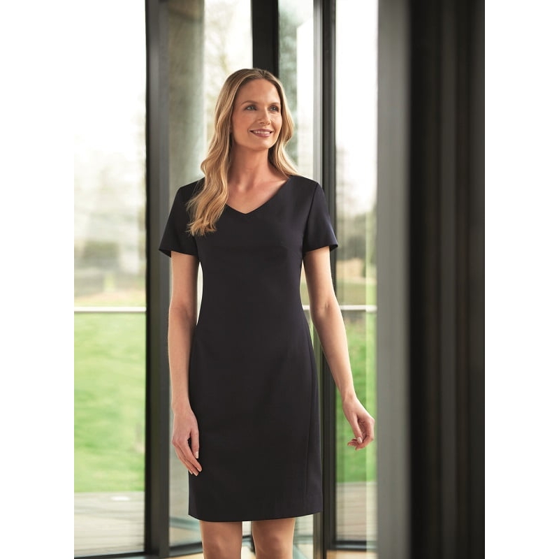Robe de service extensible col V Corinthia Brook Taverner