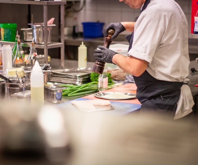 A la découverte des métiers de la gastronomie : la cheffe et le chef cuisinier