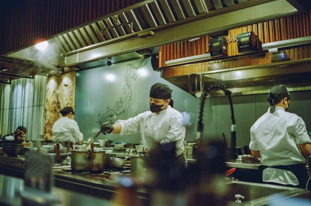Pourquoi le port du couvre-chef est obligatoire en cuisine ?